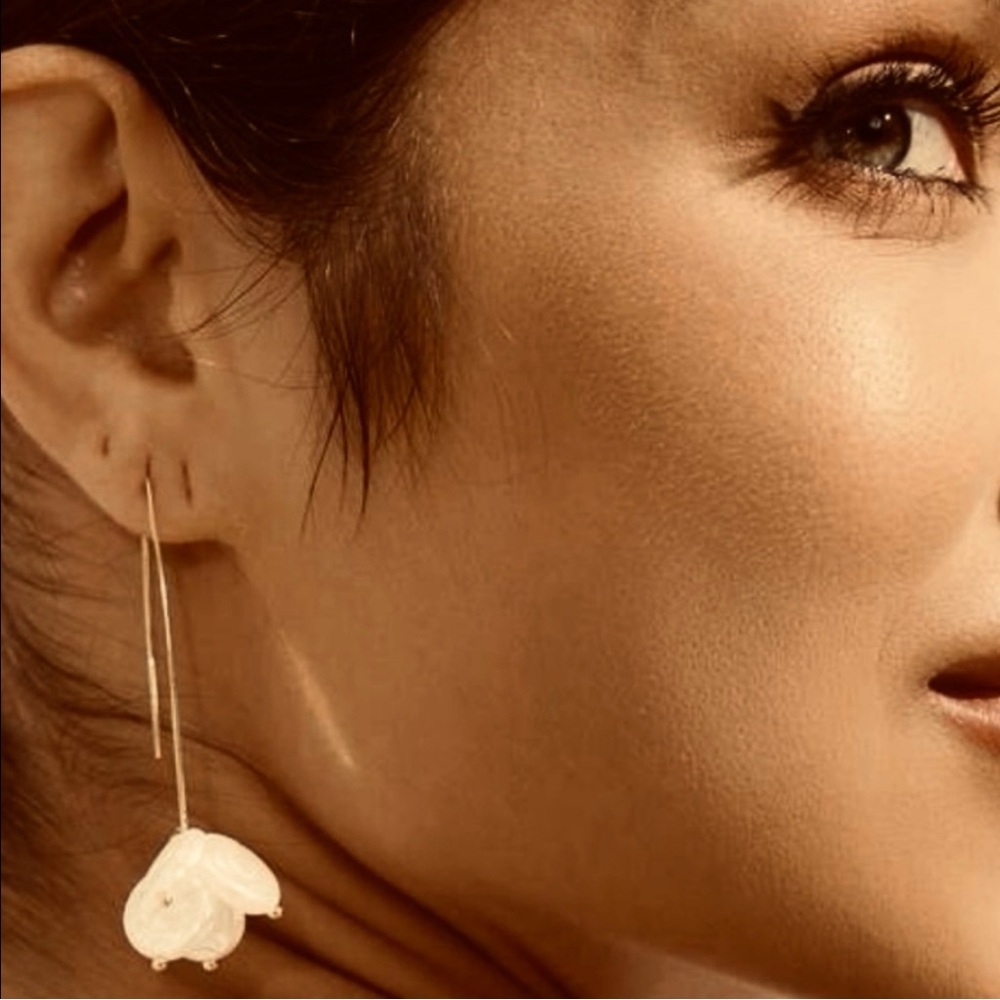 Anthropologie “Freshwater Pearl Disc Cluster” Elongated Open Loop Gold Wire Hoop - Picture 9 of 16